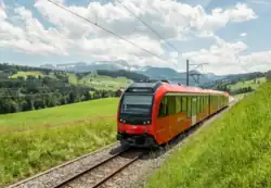 „Walzer“-Zug, im Hintergrund Alpstein mit Säntis (ca. 2024)