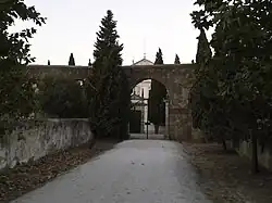 Das Klosterportal der Kartause zwischen den Pfeilern des Aquädukts Aqueduto de Água de Prata