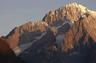 Der Brouillard-Grat mit dem Mont Brouillard, am flachen Ende des ersten Abschnitts, bevor der Grat zum Picco Luigi Amedeo aufsteilt.