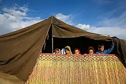 Fünf Kinder in einem Zelt