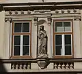 Figur Maria Immaculata über dem Tor von Nr.&nbsp;26