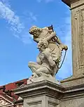 Engelsfigur auf einem seitlichen Sockel