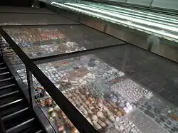 Archäologische Funde des Rokin, zwischen den Rolltreppen platziert