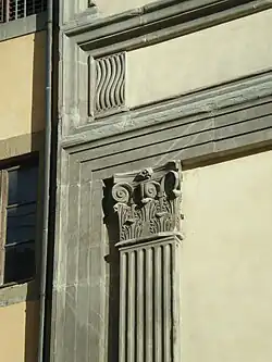 Umgebrochener Architrav am Ospedale und am Baptisterium