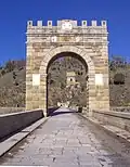 Blick durch den Ehrenbogen nach Norden, im Hintergrund der Torre de Oro