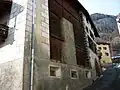 Heubühne mit vertikalen Brettern, unten Stallfenster