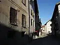 Heubühne mit Fensterlädenattrappen und aufgemaltem Fenster an der ehemaligen Hauptstrasse in Ardez