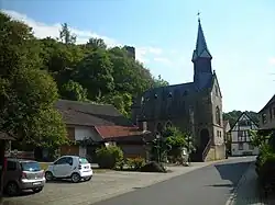 Kirche Argenschwang, im Hintergrund Burg Argenschwang