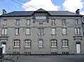 Schule mit ehemaligen getrennten Eingängen für Mädchen und Jungen