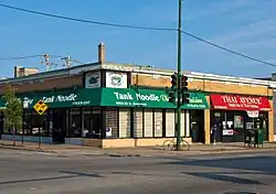 Restaurants in einem einstöckigen Gebäude an einer Straßenecke
