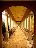 Unter den Arkaden der Wandelhalle