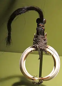 Armband aus Eberhauern und anderen Tierzähnen. Philippinen