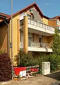 Trauerstelle für eine von einem Wohnungsnachbarn getötete junge Frau in Arnum, 2025[116]