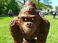 Detailansicht der Skulptur „Gorilla“ von Joshua Pennings