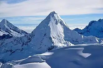 Der Gipfel des Artesonraju, gesehen vom Nevado Pisco
