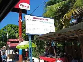 „Willkommen im Artibonite“, Schild an der Nationalstraße 1 in Montroúis