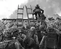 US-Marines während des Koreakrieges, mit dem M1 und einem leicht überarbeiteten Tarnschema (hier bei Incheon, 15. September 1950)