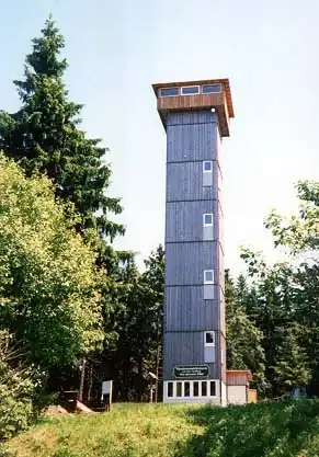 Nicht auf dem Gipfel: Der Aussichtsturm „Otto Hermann Böhm“ steht auf der deutschen Seite
