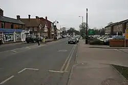 Die Hauptstraße von Ascot ca. 2008, die Straße dominiert, die Bebauung ist zweistöckig und lässt wenig von dem berühmten Pferderennen des Ortes erahnen