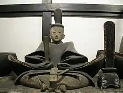 Eine Statue von Ashikaga Yoshikatsu