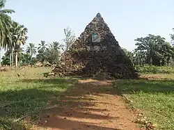 Denkmal in Faradje für die kongolesische Teilnahme am Ostafrikafeldzug während des Zweiten Weltkriegs (so etwa bei der Belagerung von Saïo 1941).