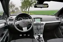 Innenraum der „Sport“-Edition mit farbigem Navigationssystem