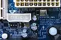 4-poliger „Molex“-Stromanschluss 8981 (nach US-Patent 6827589 B2 von AsusTek),[31] meist optional