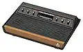 Vorderseite des Atari Video Computer System mit Aufnahmeschacht für die Steckmodule und sechs Bedienelementen