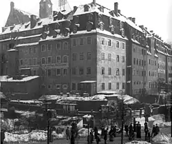Haus Matthäikirchhof 8 mit vorgebautem Atelier, vom Töpferplatz aus gesehen (Fotografie von Hermann Walter, um 1900); Die barocke Bebauung des Matthäikirchhofs wurde 1909 abgerissen.