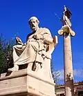 Platon-Statue vor Eingang der Akademie