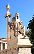 Sokrates-Statue vor Eingang der Akademie