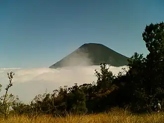 Aus den Wolken ragender Gipfel des Atitlán