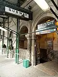 Historisierend gestalteter Eingang in der Hanson Place zur Station „Atlantic Avenue“ der BMT Brighton Line (Linien B, Q)