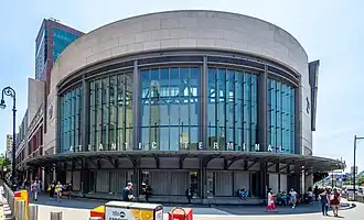 2010 erbautes Empfangsgebäude (2019)