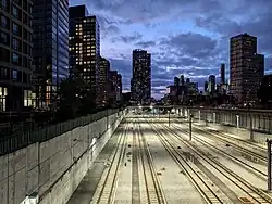 Die Wohnhochhäuser (links) und die Gleisanlagen „Atlantic Yards“