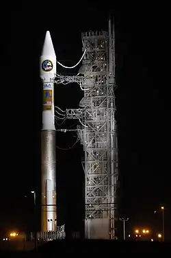 Atlas V 411 neben dem komplexen Startturm der SLC-3E