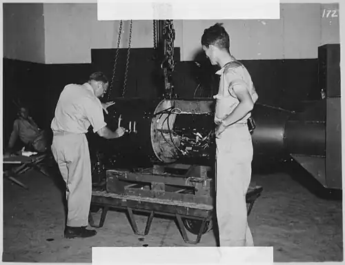 Überprüfung der Atombombe vor dem Einsatz, links: Albert Birch, rechts: Norman Ramsey
