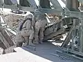 Befestigen einer Verbindungsverstärkung („Link Reinforcement“) an der Unterseite der Bodenplatte („Bottom Panel“)