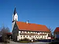 Der Kirchturm hinter dem Bürgersaal „Alter Wirt“