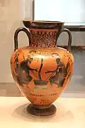 Krieger mit Helmen, aber ohne Schilde gerüstet, zwischen ihnen ein Baum; schwarzfigurige Halsamphora, 520/510 v.&nbsp;Chr., nahe dem Madrid-Maler; Antikensammlung, Berlin[4]