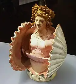 Attischer Krug in Gestalt der einer Muschel entsteigenden Aphrodite, gefunden in Phanagoria, Taman, viertes Jahrhundert v.&nbsp;Chr. (Eremitage, Sankt Petersburg)
