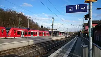 Au (Sieg) ab 2014, mit neuen Kopfgleisen: Links Triebwagen der S12 (DB-Baureihe 423), im Hintergrund Triebwagen der DB-Baureihe 648 der Sieg-Dill-Bahn (RB&nbsp;95)