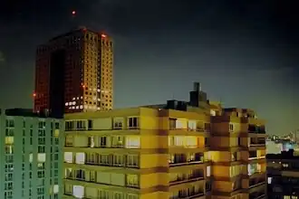 Blick aus einer Wohnung in Aubervilliers; im Hintergrund das Hochhaus Tour La Villette.