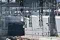 Das Südportal mit Rettungstreppe (rechts) dient als Notausgang&nbsp;1