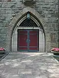 Hauptportal mit Spitzbogen