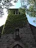 Der bewachsene Turm; deutlich sichtbar der Balkon