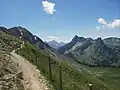 Weg auf die Kaiseregg. Im Mittelgrund rechts der Mitte der Turm des Chörblispitz, weiter rechts der Doppelgipfel der Spitzflue