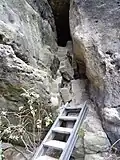 Zustieg zur Klufthöhle, im Hintergrund die originale Stufenreihe