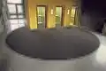 Aufzug Uni Düsseldorf (1988). Dunkelgraue Auslegeware, 7 m Durchmesser. Die einzelnen Teilsegmente fahren bei der Benutzung der Aufzüge durch das Gebäude; der Kreis schließt sich in der 5. Etage.