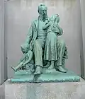 Denkmal Hessings vor Haupteingang zur Klinik